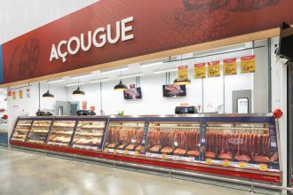 Açougue com balcões de carne fresca e promoções em loja da Nova Era em Manaus.