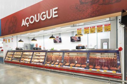 Açougue com balcões de carne fresca e promoções em loja da Nova Era em Manaus.