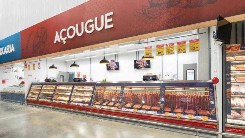 Açougue com balcões de carne fresca e promoções em loja da Nova Era em Manaus.