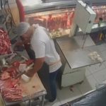 Açougueiro furtando carne em açougue. Israel dos Santos Pereira é preso.