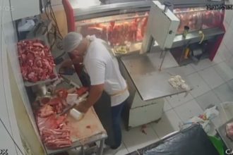 Açougueiro furtando carne em açougue. Israel dos Santos Pereira é preso.