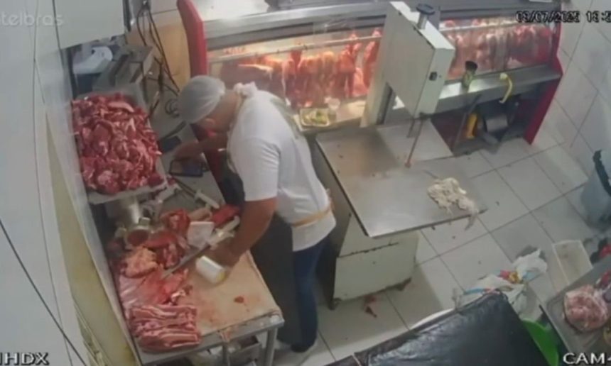Açougueiro furtando carne em açougue. Israel dos Santos Pereira é preso.