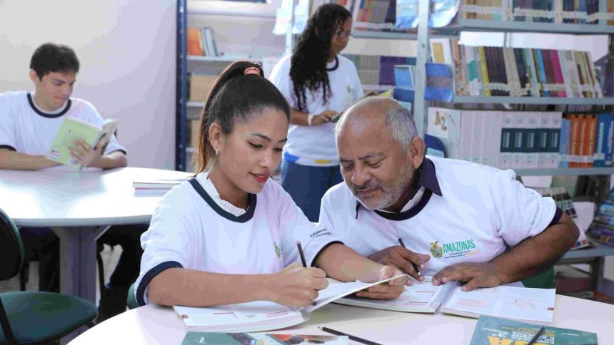 Alunos e professor em sala de aula, com foco em atividade de escrita e estudo.