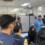 Alunos em curso de mecatrônica recebem instruções sobre impressoras 3D.