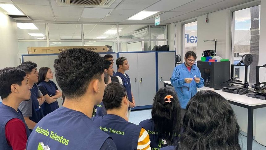 Alunos em curso de mecatrônica recebem instruções sobre impressoras 3D.