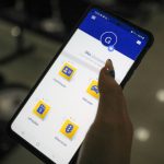 Aplicativo de trânsito em um celular, com opções de habilitação, veículos, infrações e educação.