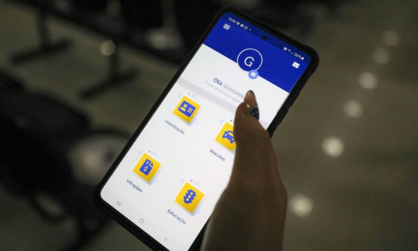 Aplicativo de trânsito em um celular, com opções de habilitação, veículos, infrações e educação.