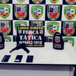 Apreensão de armas, celulares e objetos em operação policial da Força Tática.