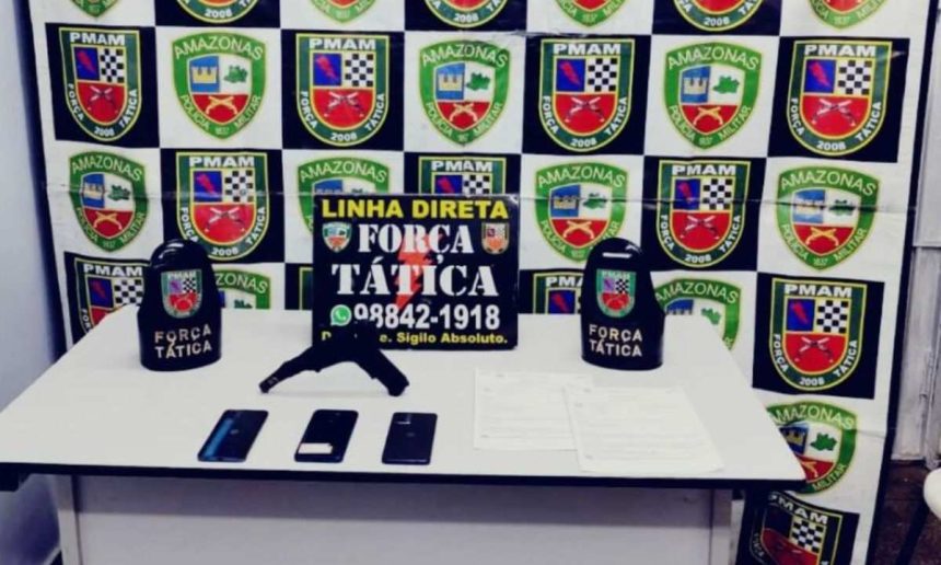 Apreensão de armas, celulares e objetos em operação policial da Força Tática.
