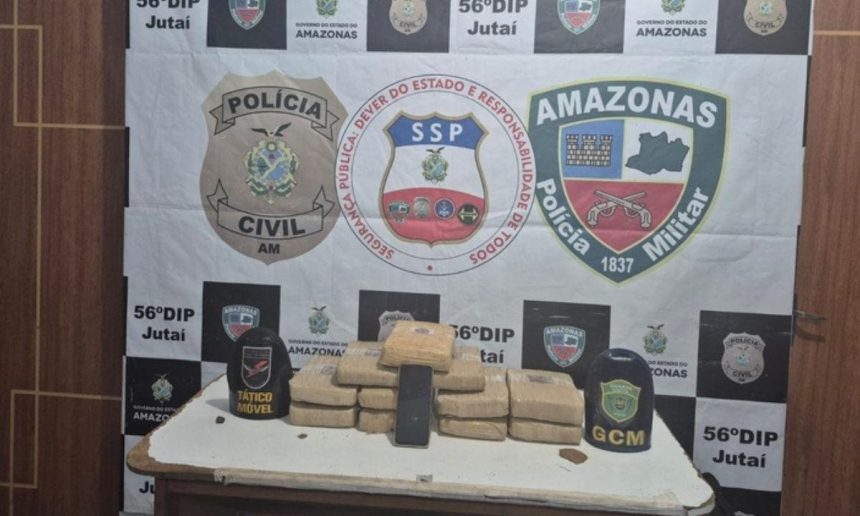 Apreensão de drogas: 11 tabletes de maconha do tipo skunk apreendidos pela polícia.