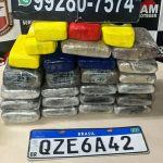 Apreensão de drogas com placas de carro Brasil e distintivos da Rocam.