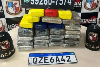 Apreensão de drogas com placas de carro Brasil e distintivos da Rocam.