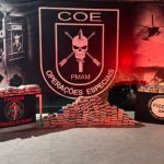 Apreensão de drogas em Manaus: Policiais exibem 165 kg de entorpecentes. Logotipo COE e Operações Especiais.