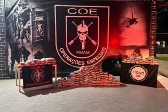 Apreensão de drogas em Manaus: Policiais exibem 165 kg de entorpecentes. Logotipo COE e Operações Especiais.