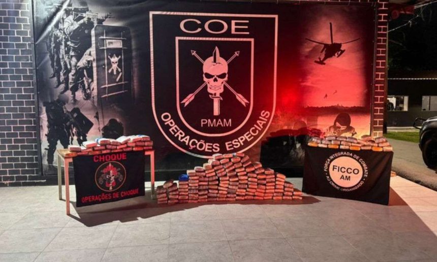 Apreensão de drogas em Manaus: Policiais exibem 165 kg de entorpecentes. Logotipo COE e Operações Especiais.