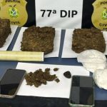 Apreensão de drogas, incluindo maconha e cocaína, além de outros itens relacionados, como balança e celulares.