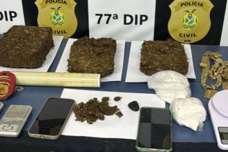 Apreensão de drogas, incluindo maconha e cocaína, além de outros itens relacionados, como balança e celulares.