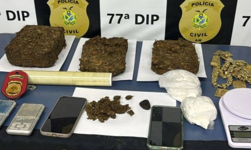 Apreensão de drogas, incluindo maconha e cocaína, além de outros itens relacionados, como balança e celulares.
