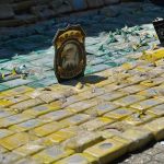 Apreensão de drogas no Rio Solimões, com policiais e entorpecentes embalados.