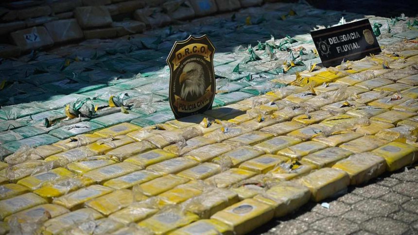 Apreensão de drogas no Rio Solimões, com policiais e entorpecentes embalados.