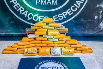 Apreensão de drogas: Pacotes de skunk apreendidos pela Polícia Federal.