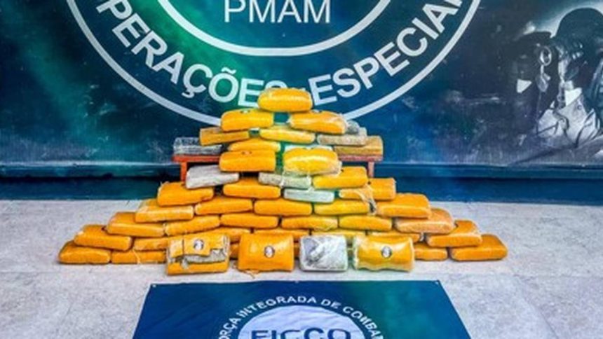 Apreensão de drogas: Pacotes de skunk apreendidos pela Polícia Federal.