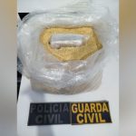 Apreensão de drogas: saco plástico com substância suspeita e identificação da Polícia Civil e Guarda Civil.