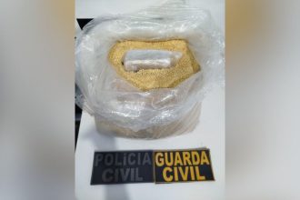 Apreensão de drogas: saco plástico com substância suspeita e identificação da Polícia Civil e Guarda Civil.