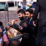 Apresentação cultural gratuita da Caravana Transpetro Ubu em Manaus ou Coari, com músicos tocando e cantando.