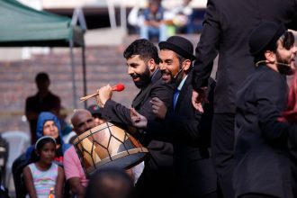 Apresentação cultural gratuita da Caravana Transpetro Ubu em Manaus ou Coari, com músicos tocando e cantando.