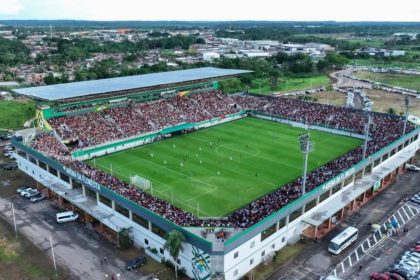 Arena da Amazônia, estádio de futebol em Manaus, com jogo em andamento.
