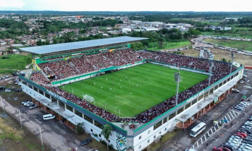 Arena da Amazônia, estádio de futebol em Manaus, com jogo em andamento.