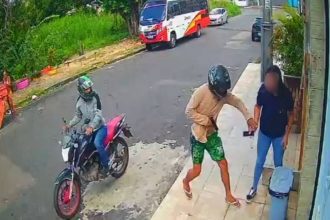 Assalto a mulher na porta de casa por motociclista. Crime registrado por câmera de segurança.