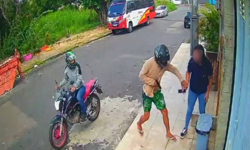 Assalto a mulher na porta de casa por motociclista. Crime registrado por câmera de segurança.
