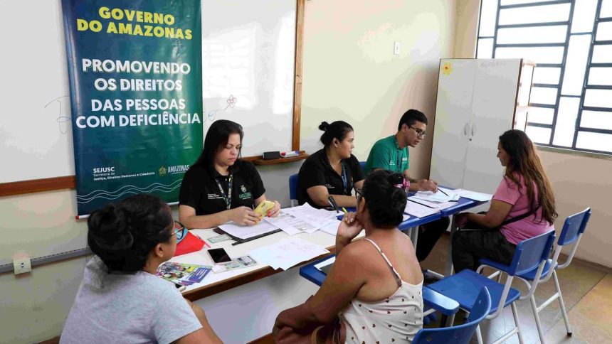 Atendimento a pessoas com deficiência em órgão público, com banner "Promovendo os direitos das pessoas com deficiência".