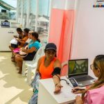 Atendimento na Unidade de Saúde da Mulher em Manaus: aferição de pressão arterial.