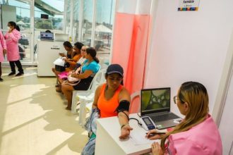 Atendimento na Unidade de Saúde da Mulher em Manaus: aferição de pressão arterial.