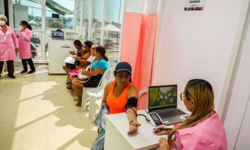 Atendimento na Unidade de Saúde da Mulher em Manaus: aferição de pressão arterial.