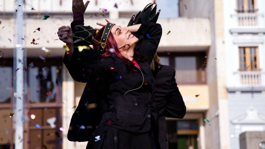 Atriz celebrando em um evento cultural, com confetes no ar.
