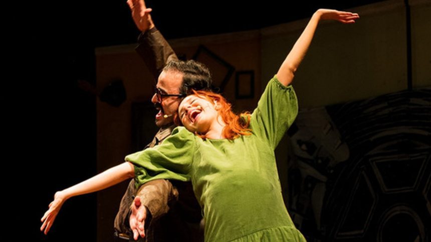 Atrizes em cena teatral com figurino e expressão dramática.