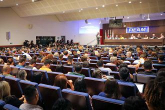 Auditório lotado durante anúncio de editais da Fapeam, com investimentos em pesquisa no Amazonas.