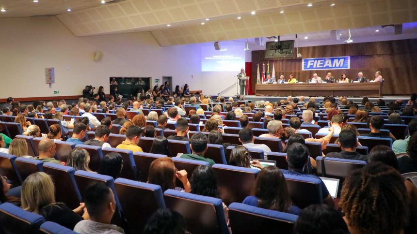 Auditório lotado durante anúncio de editais da Fapeam, com investimentos em pesquisa no Amazonas.
