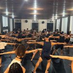 Aula de dança afro em Manaus com diversos participantes praticando movimentos.