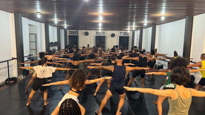 Aula de dança afro em Manaus com diversos participantes praticando movimentos.