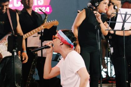 Banda se apresenta em festival de rock gratuito em Manaus.
