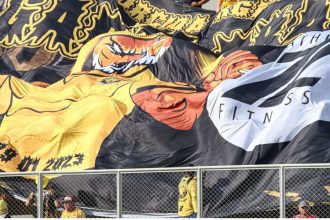 Bandeira do Amazonas FC com desenho de tigre, com a data '21 01 2023'.