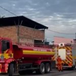 Bombeiros combatem incêndio em galpão de loja de roupas