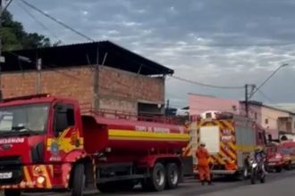 Bombeiros combatem incêndio em galpão de loja de roupas
