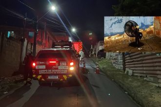 Bombeiros em ação em incêndio em residência em Manaus. Cena noturna com viaturas e foco em fan.