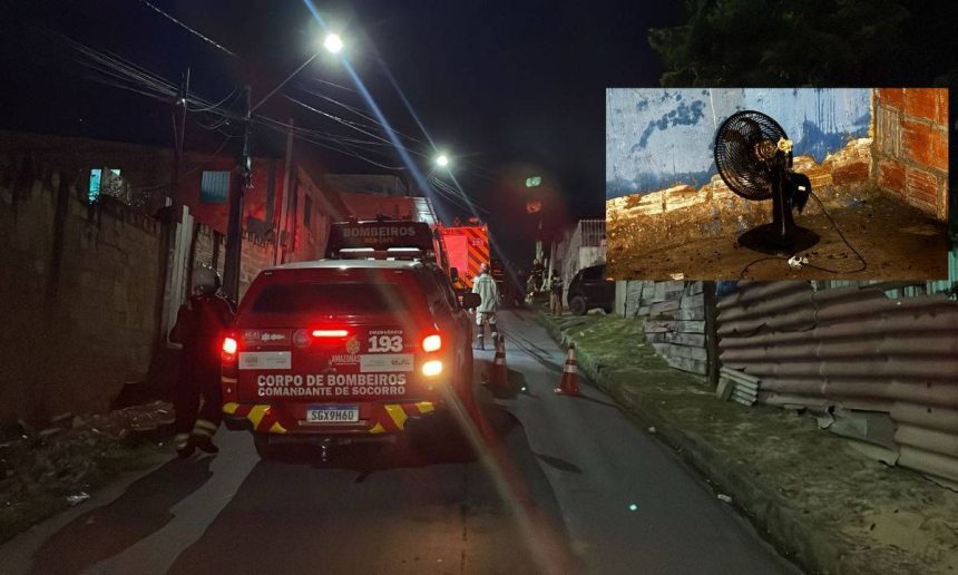 Bombeiros em ação em incĂȘndio em residĂȘncia em Manaus. Cena noturna com viaturas e foco em fan.